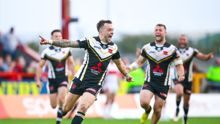 Gareth O'Brien celebrates scoring the winning drop-goal against Hull KR