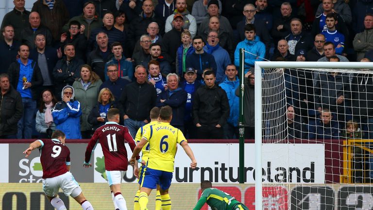 Sam Vokes takes advantage of Maaretn Stekelenburg's mistake to put Burnley in front against Everton