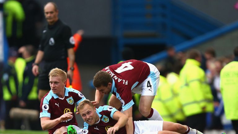 Burnley's Scott Arfield celebrates scoring his team's winner with his team mates during the Premier League match against Everton