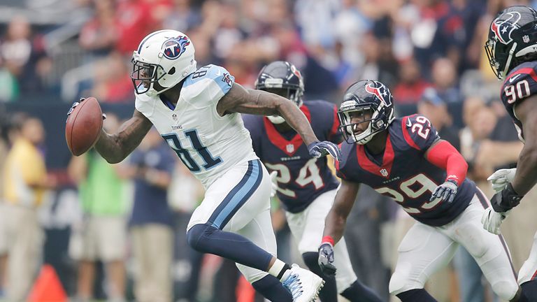 HOUSTON, TX - OCTOBER 2: Andre Johnson #81 of the Tennessee Titans runs after getting pitched the ball agains the Houston Texans in the fourth quarter at N