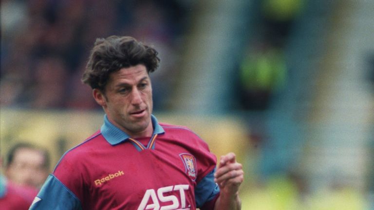 30  SEP 1995:  ANDY TOWNSEND OF ASTON VILLA IN ACTION DURING THE PREMIER LEAGUE MATCH AT HIGHFIELD ROAD WHICH ASTON VILLA WON 3-0 Mandatory Credit: Phil Co