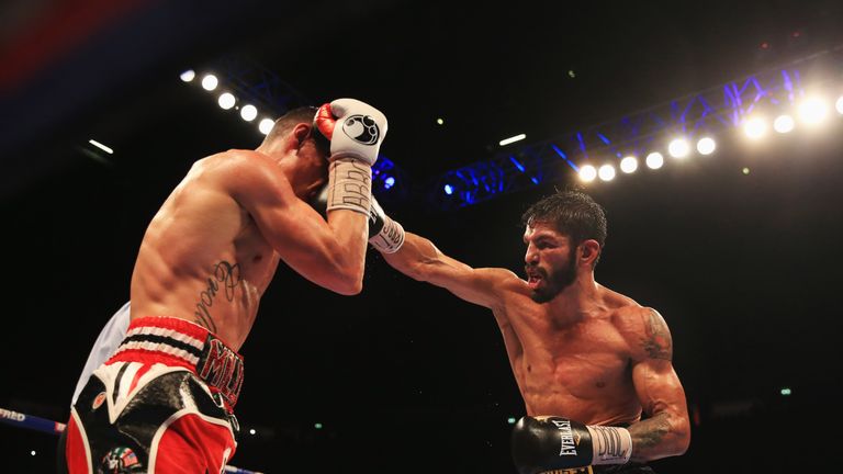 Anthony Crolla (red trunks) and Jorge Linares (black trunks) in action