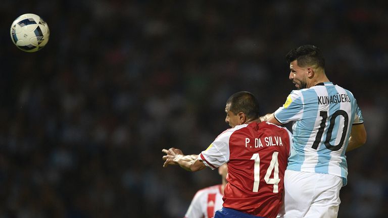 Paraguay's defender Paulo Da Silva (C) vie for the ball with Argentina's Sergio Aguero 