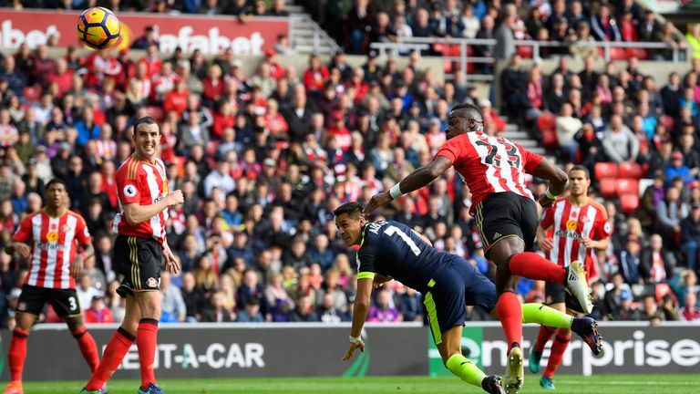 SUNDERLAND, ENGLAND - OCTOBER 29:  Alexis Sanchez of Arsenal (C) scores his sides first goal during the Premier League match between Sunderland and Arsenal