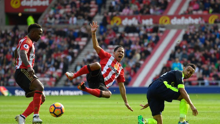 SUNDERLAND, ENGLAND - OCTOBER 29: Steven Pienaar of Sunderland (C) is fouled by Francis Coquelin of Arsenal (R) during the Premier League match between Sun