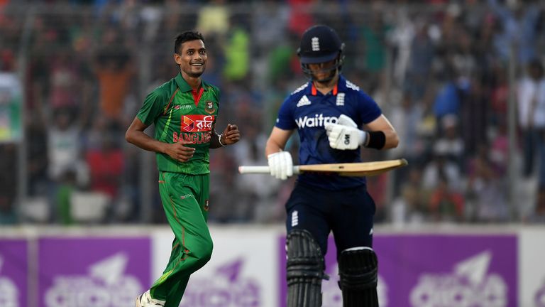 DHAKA, BANGLADESH - OCTOBER 07:  Shafiul Islam of Banglasdesh celebrates dismissing Ben Duckett of England during the 1st One Day International match betwe