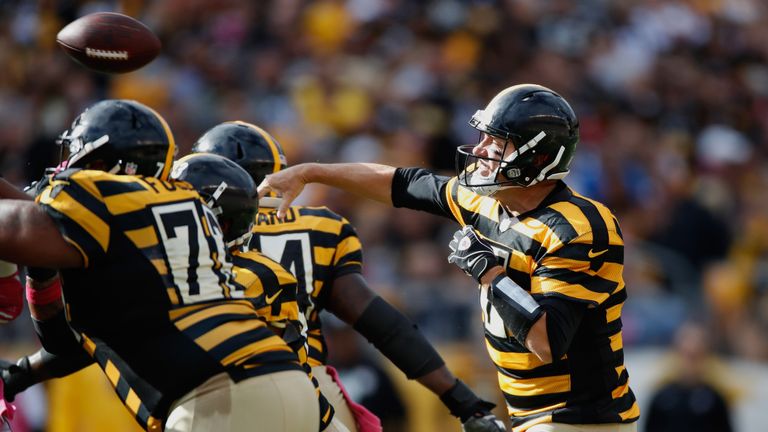 PITTSBURGH, PA - OCTOBER 09:  Ben Roethlisberger #7 of the Pittsburgh Steelers throws a fourth quarter pass while playing the New York Jets at Heinz Field 