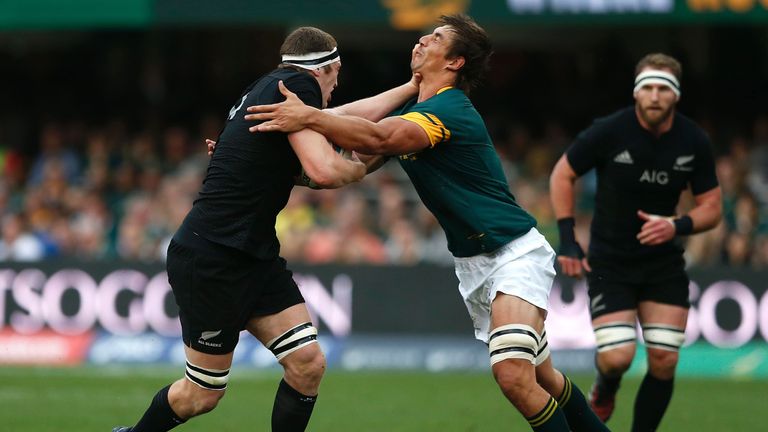 Brodie Retallick (L) fends off Eben Etzebeth