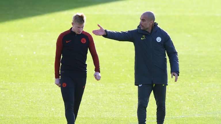 Pep Guardiola speaks with Kevin De Bruyne during a training session