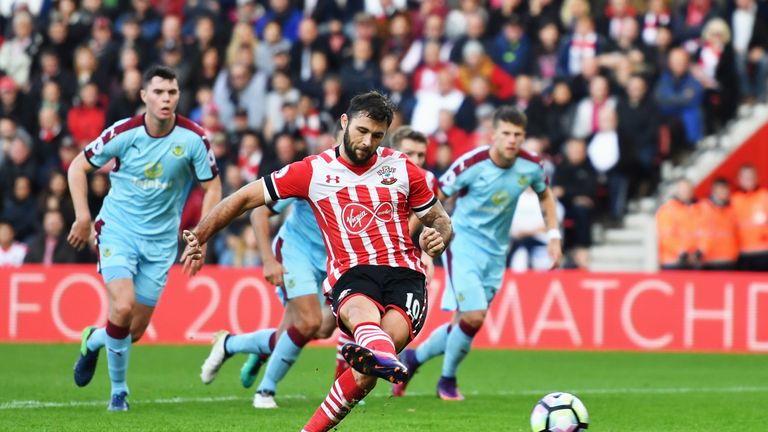SOUTHAMPTON, ENGLAND - OCTOBER 16:  Charlie Austin of Southampton scores their third goal from the penalty spot during the Premier League match between Sou