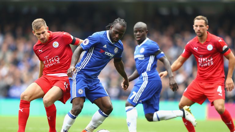 Marc Albrighton of Leicester (L) puts pressure on Chelsea's Victor Moses