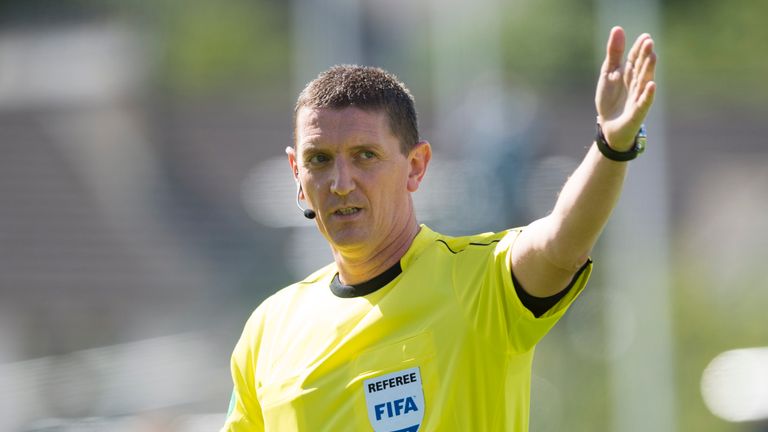 13/08/16 LADBROKES PREMIERSHIP . DUNDEE v RANGERS (1-2) . DENS PARK - DUNDEE . Referee Craig Thomson