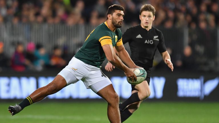 Damian de Allende of the Springboks looks to pass the ball 