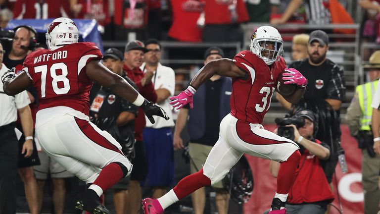 GLENDALE, AZ - OCTOBER 17:  Running back David Johnson #31 of the Arizona Cardinals rushes the ball 58 yards for a touchdown in the first quarter during th