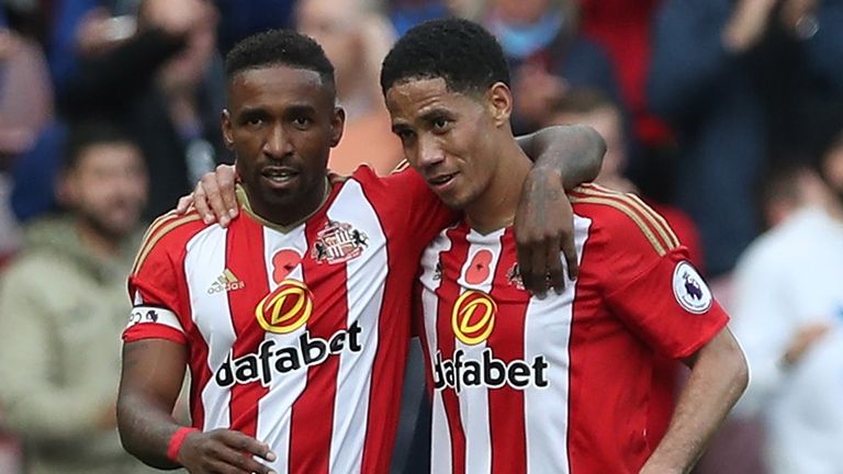 SUNDERLAND, ENGLAND - OCTOBER 29:  Jermain Defoe of Sunderland (L) celebrates scoring his sides first goal with his team mate Steven Pienaar (R)during the 