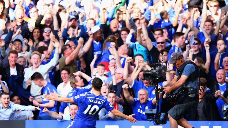 LONDON, ENGLAND - APRIL 18:  Eden Hazard of Chelsea celebrates scoring the opening goal during the Barclays Premier League match between Chelsea and Manche