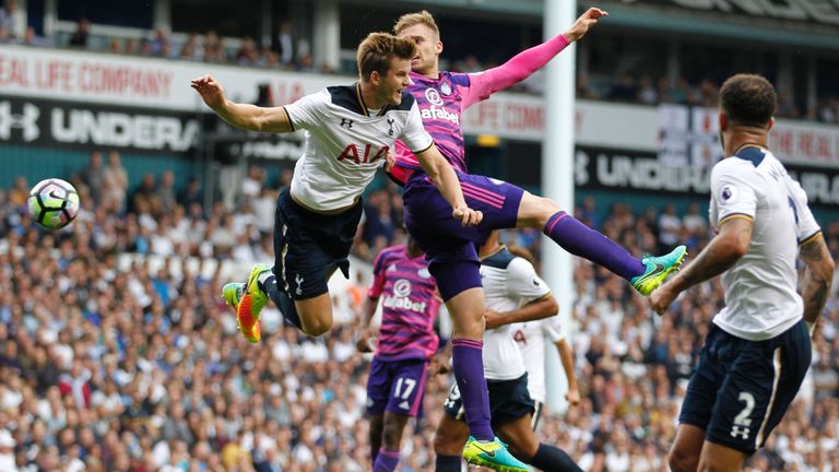 Tottenham Hotspur's English defender Eric Dier (L) vies with Sunderland's German defender Jan Kirchhoff during the English Premier League football match be