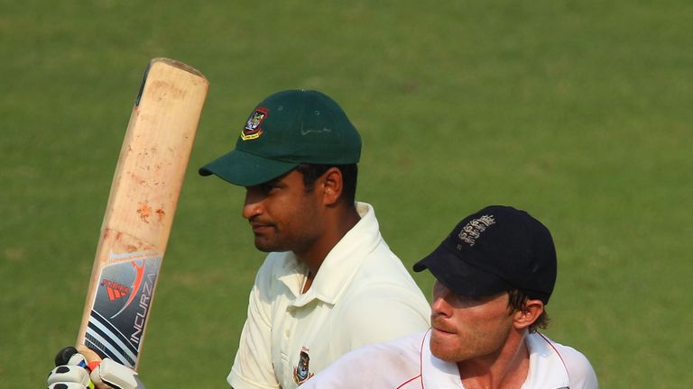 DHAKA, BANGLADESH - MARCH 22:  England batsman Ian Bell raises his bat to the crowd after being dismissed for 138 runs during day three of the 2nd Test mat