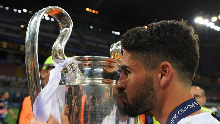 MILAN, ITALY - MAY 28:  Isco of Real Madrid kisses the trophy after winning the UEFA Champions League Final match between Real Madrid and Club Atletico de 