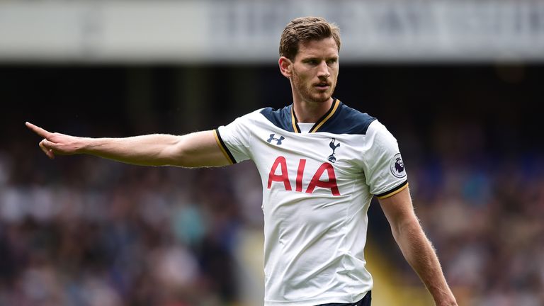 LONDON, ENGLAND - AUGUST 20:  Jan Vertonghen of Tottenham Hotspur gestures during the Premier League match between Tottenham Hotspur and Crystal Palace at 