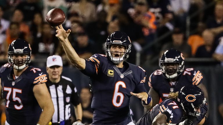 CHICAGO, IL - SEPTEMBER 19:  Quarterback  Jay Cutler #6 of the Chicago Bears passes the football in the first half against the Philadelphia Eagles at Soldi