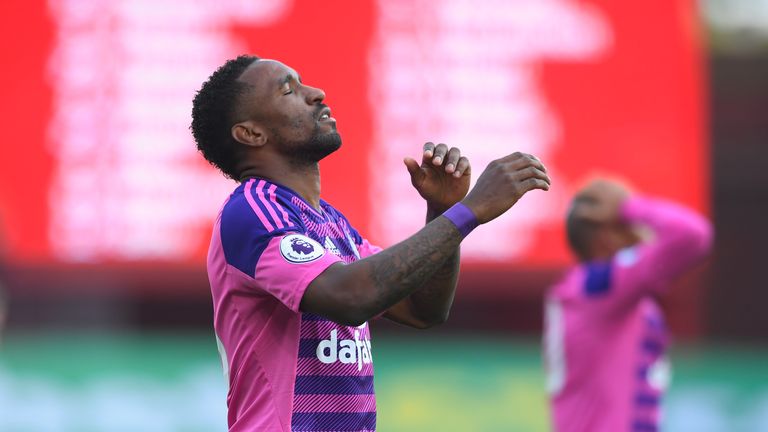 STOKE ON TRENT, ENGLAND - OCTOBER 15: Jermain Defoe of Sunderland (L) reacts after missing a chance during the Premier League match between Stoke City and 