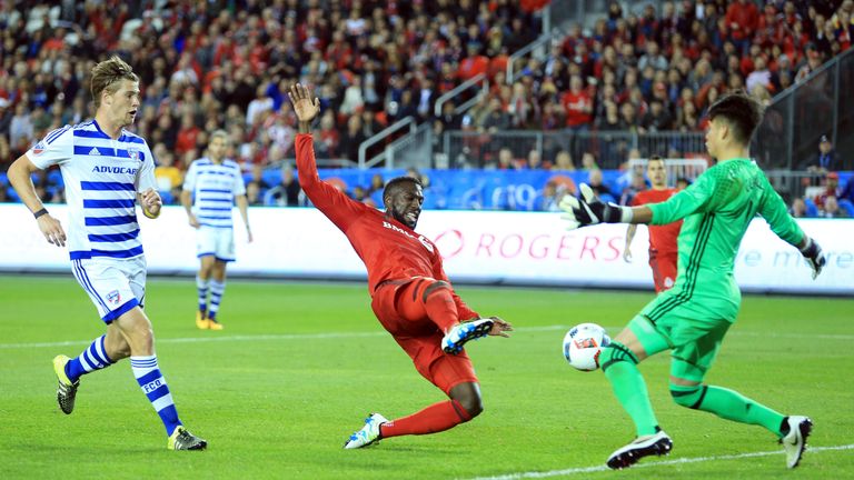 FC Dallas goalkeeper Jesse Gonzalez denies Jozy Altidore