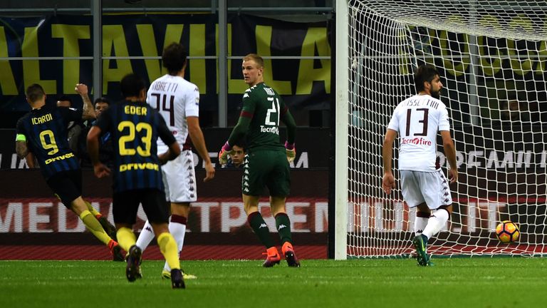 MILAN, ITALY - OCTOBER 26:  (L) Mauro Icardi of FC Internazionale celebrates his first goal and the goalkeeper of FC Torino Joe Hart looks disappointed dur