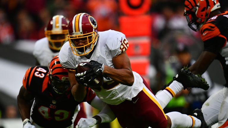 Jordan Reed dives over to score a Redskins touchdown