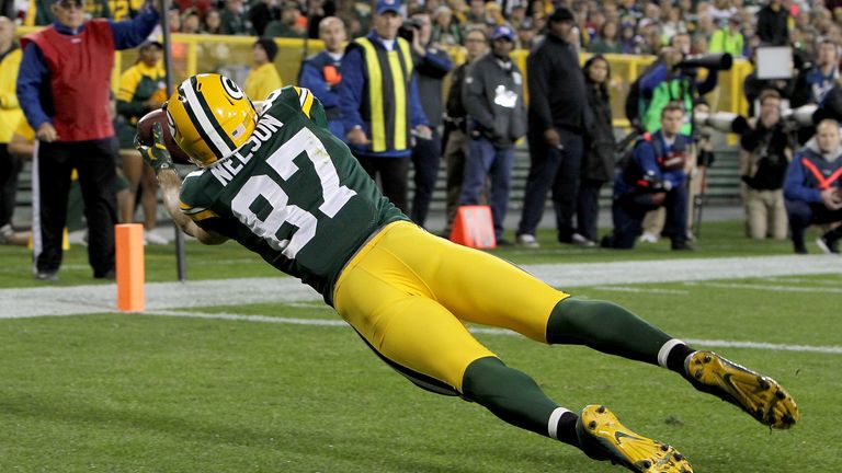 GREEN BAY, WI - OCTOBER 09:  Jordy Nelson #87 of the Green Bay Packers dives to make a touchdown catch in the first quarter against the New York Giants at 