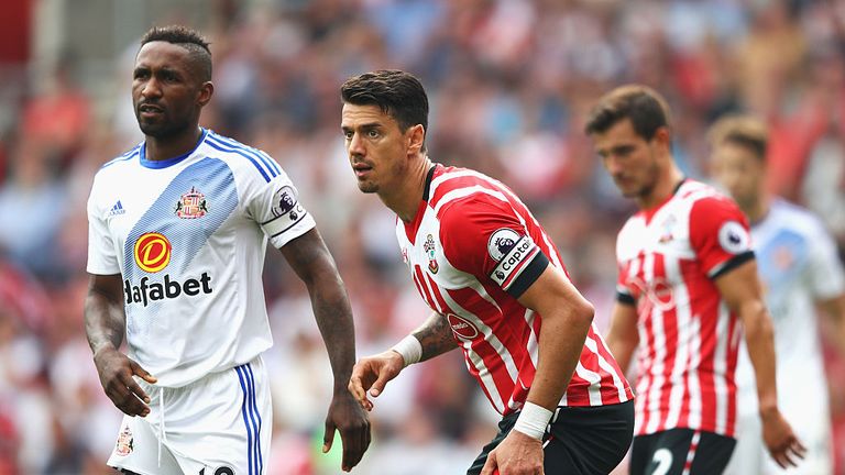 SOUTHAMPTON, ENGLAND - AUGUST 27: Jermain Defoe of Sunderland (L) and Jose Fonte of Southampton (R) in action during the Premier League match between South