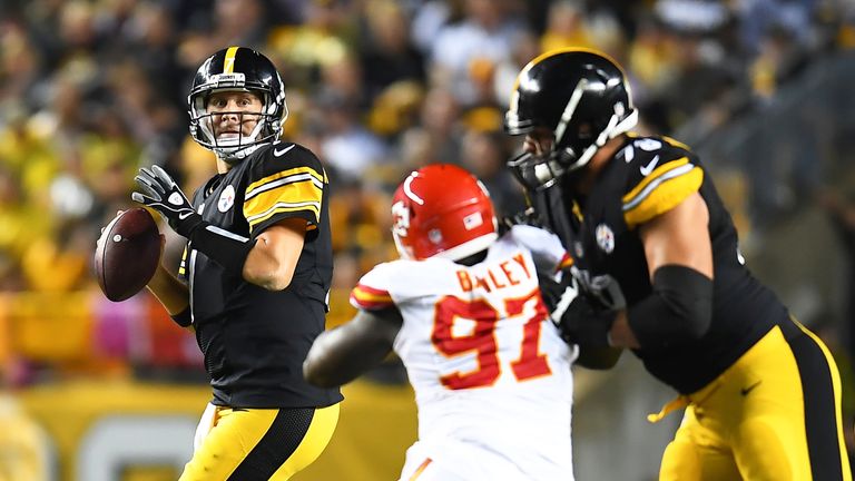Ben Roethlisberger looks for a pass against the Kansas City Chiefs