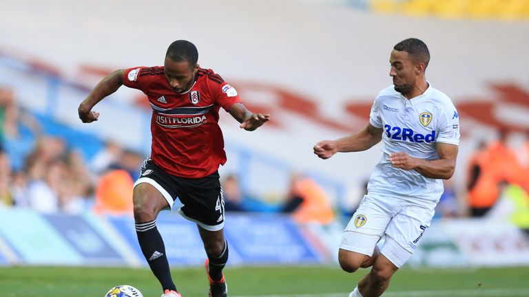 Leeds United's Kemar Roofe (right) and Fulham's Denis Odoi battle for the ball during the Sky Bet Championship match at Elland Road, Leeds.