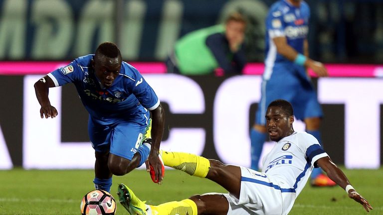 EMPOLI, ITALY - SEPTEMBER 21: Assane Diousse of Empoli FC battles for the ball with Geoffrey Kondogbia of FC Internazionale during the Serie A match betwee