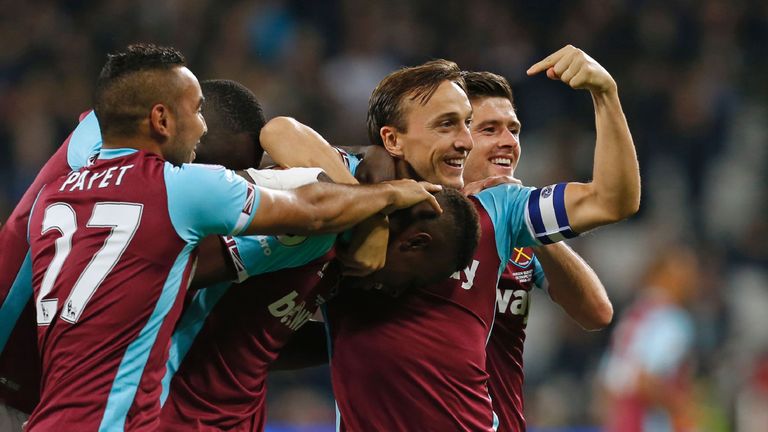 West Ham United's Edimilson Fernandes (C) celebrates with team-mates 