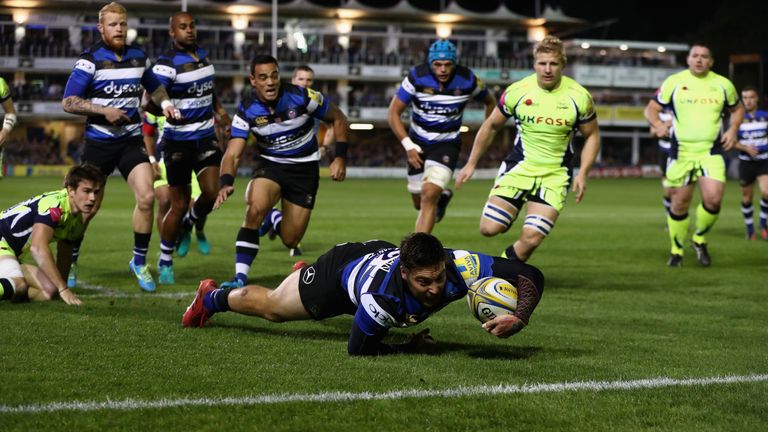 BATH, ENGLAND - OCTOBER 07:  Matt Banahan of Bath stretches to score the first try during the Aviva Premiership match between Bath Rugby and Sale Sharks at