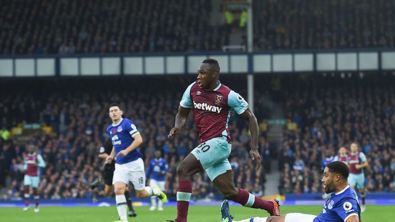 West Ham United's English midfielder Michail Antonio (L) runs away from the challenge of Everton's English-born Welsh defender Ashley Williams (R) during t