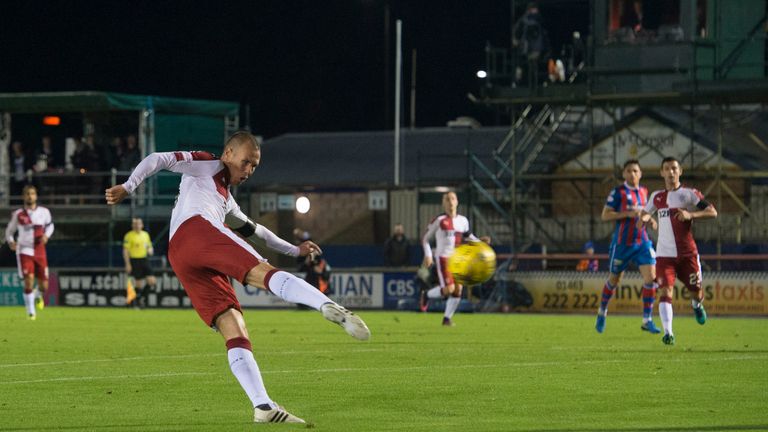 14/10/16 LADBROKES PREMIERSHIP .  INVERNESS CT v RANGERS .  TULLOCH CALEDONIAN STADIUM - INVERNESS .  Rangers' Kenny Miller scores the opening goal