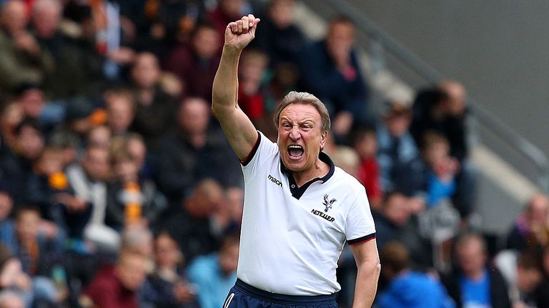 HULL, ENGLAND - OCTOBER 04:  Manager Neil Warnock of Crystal Palace reacts during the Barclays Premier League match between Hull City and Crystal Palace at