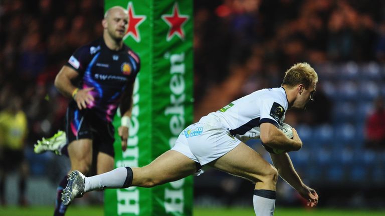 Nick Abendanon of ASM Clermont Auvergne(R) scores his sides fourth try during the Champions Cup match against Exeter at Sandy Park 16/10/16