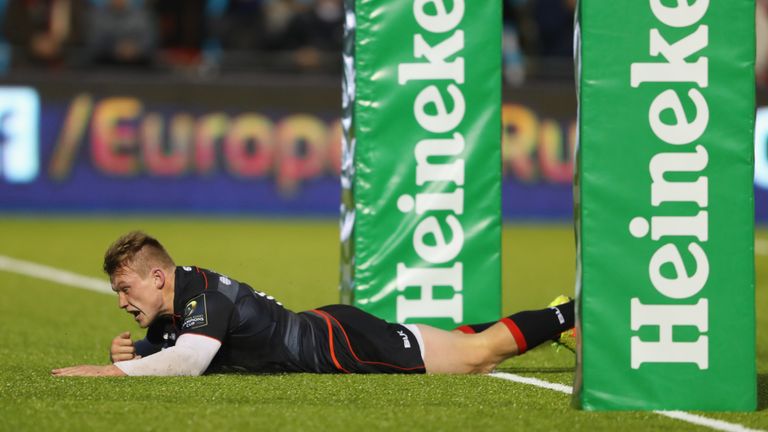 BARNET, ENGLAND - OCTOBER 22:  Nick Tompkins of Saracens scores the second try during the European Rugby Champions Cup match between Saracens and Scarlets 