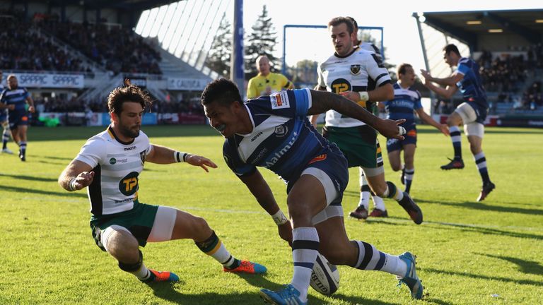 CASTRES, FRANCE - OCTOBER 22:  David Smith of Castres breaks clear to score their third try during the European Rugby Champions Cup match between Castres a