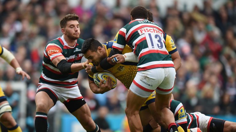 Owen Williams and Peter Betham of Leicester Tigers tackle  Ben Te'o of Worcester Warriors