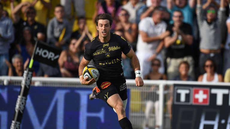 La Rochelle's Paul Jordaan runs on his way to score a try during the French Top 14 rugby union match La Rochelle vs Lyon on September 2016