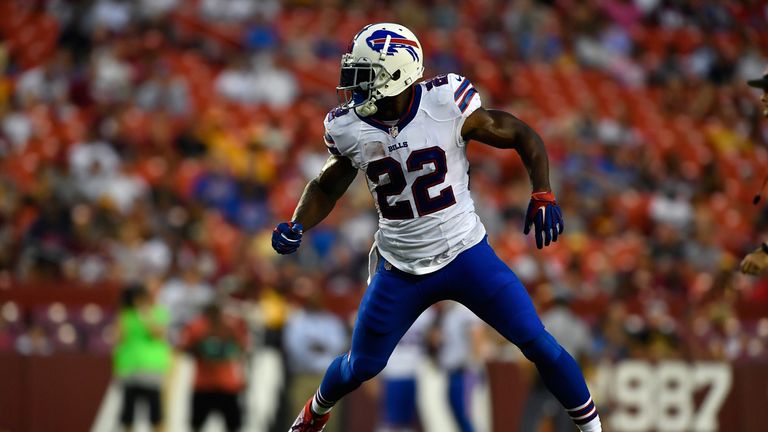 LANDOVER, MD - AUGUST 26:  Running back Reggie Bush awaits the ball during the game between the Washington Redskins and the Buffalo Bills at FedExField on 