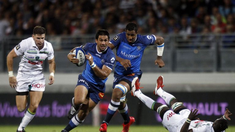 Castres' South African centre Robert Ebersohn runs with the ball during the French Top 14 Rugby Union Match between Castres and Pau on August 20 2016