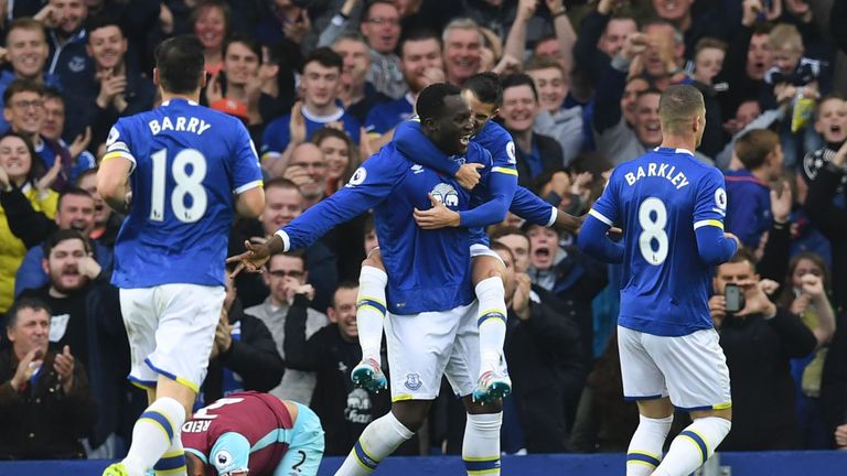 Everton's Belgian striker Romelu Lukaku (C) celebrates with teammates after scoring the opening goal of the English Premier League football match between E