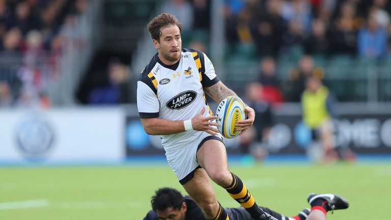 Danny Cipriani evades a tackle from Billy Vunipola of Saracens