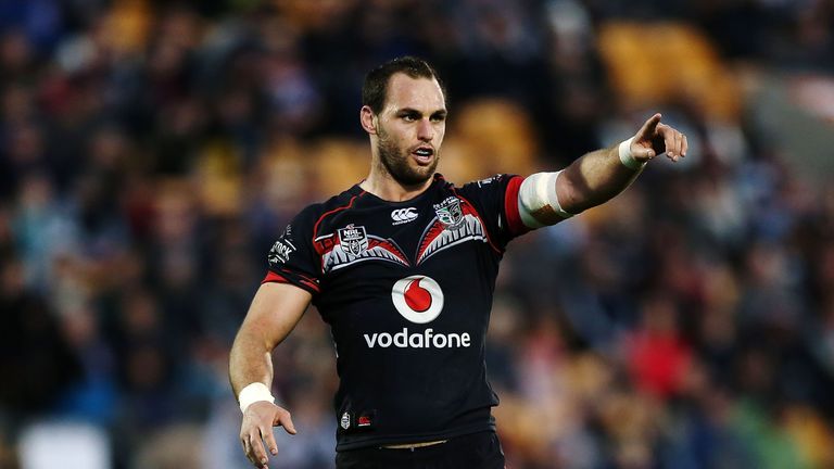 AUCKLAND, NEW ZEALAND - AUGUST 01: Simon Mannering of the Warriors directs his team during the round 21 NRL match between the New Zealand Warriors and the 