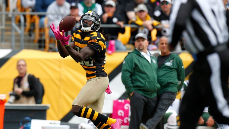 PITTSBURGH, PA - OCTOBER 09:  Sammie Coates #14 of the Pittsburgh Steelers catches a 72 yard touchdown pass in the first quarter during the game against th